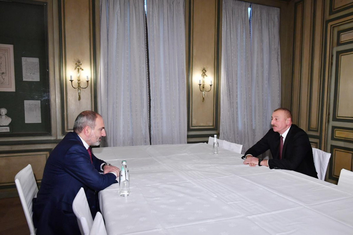 İlham Əliyevin Paşinyanla görüşü başladı