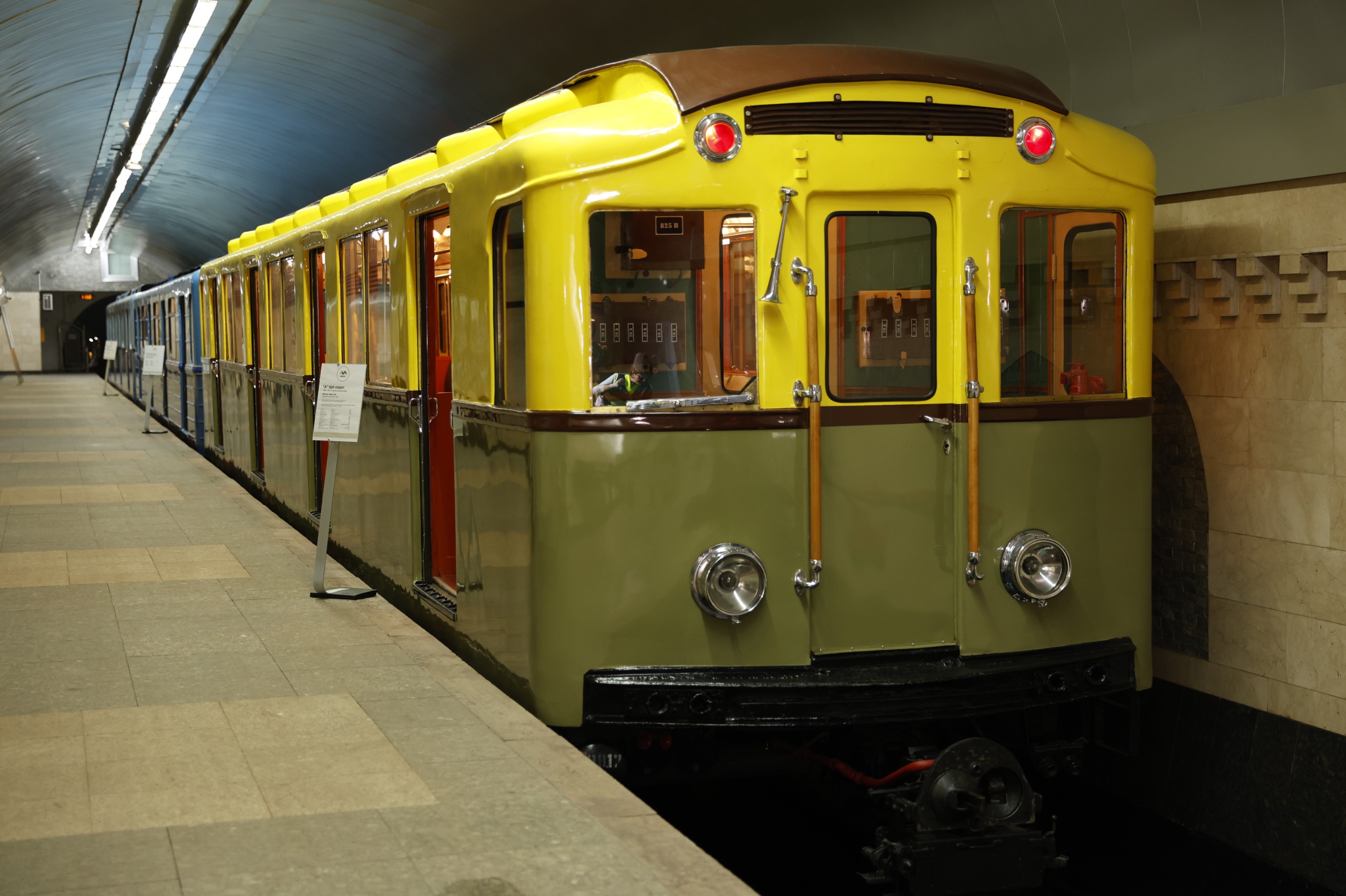 Retro vaqonlar yenidən Bakı metrosunda