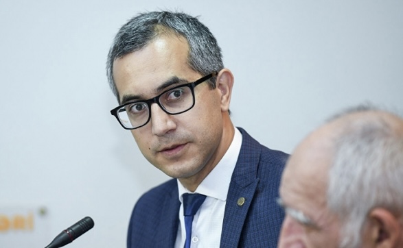 Təhsil eksperti Kamran Əsədov məhkəmə zalında həbs edilib