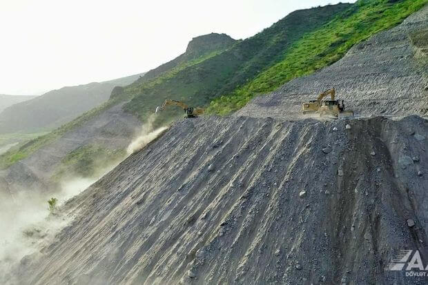 Qubadlıda dağ yamaclarını kəsib yol salırlar - FOTO