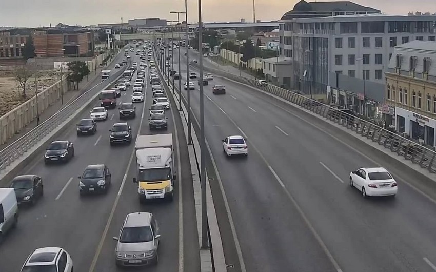 Bakının iki prospektində tıxac yaranıb