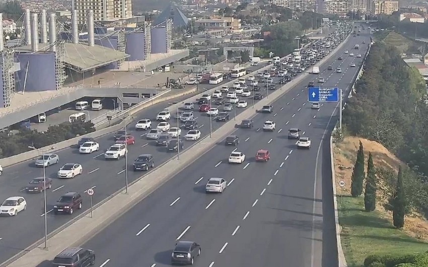 Bakının bir sıra yollarında tıxac yaranıb