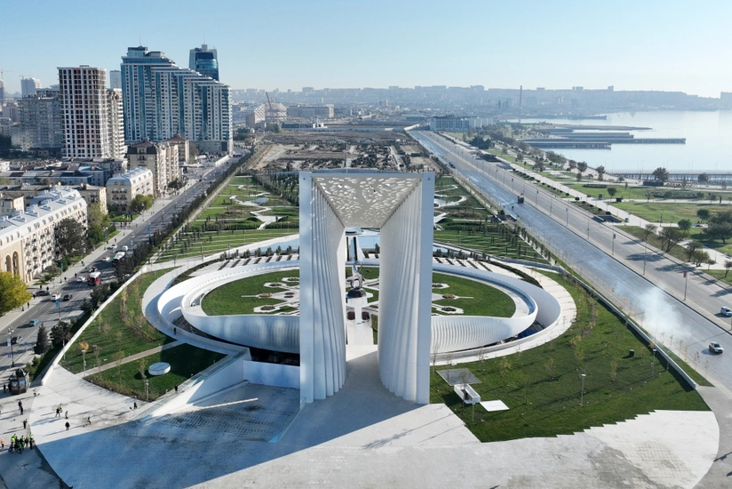 Əli Əsədov, Samir Nuriyev və Sahibə Qafarova Zəfər parkında - FOTO