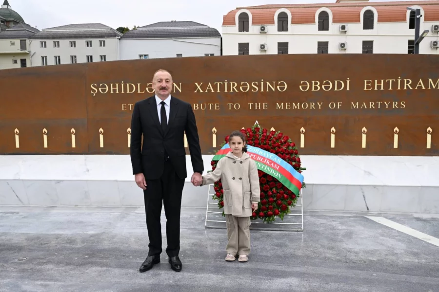 Prezidentin yanındakı kiçik qız kimdir? - FOTO