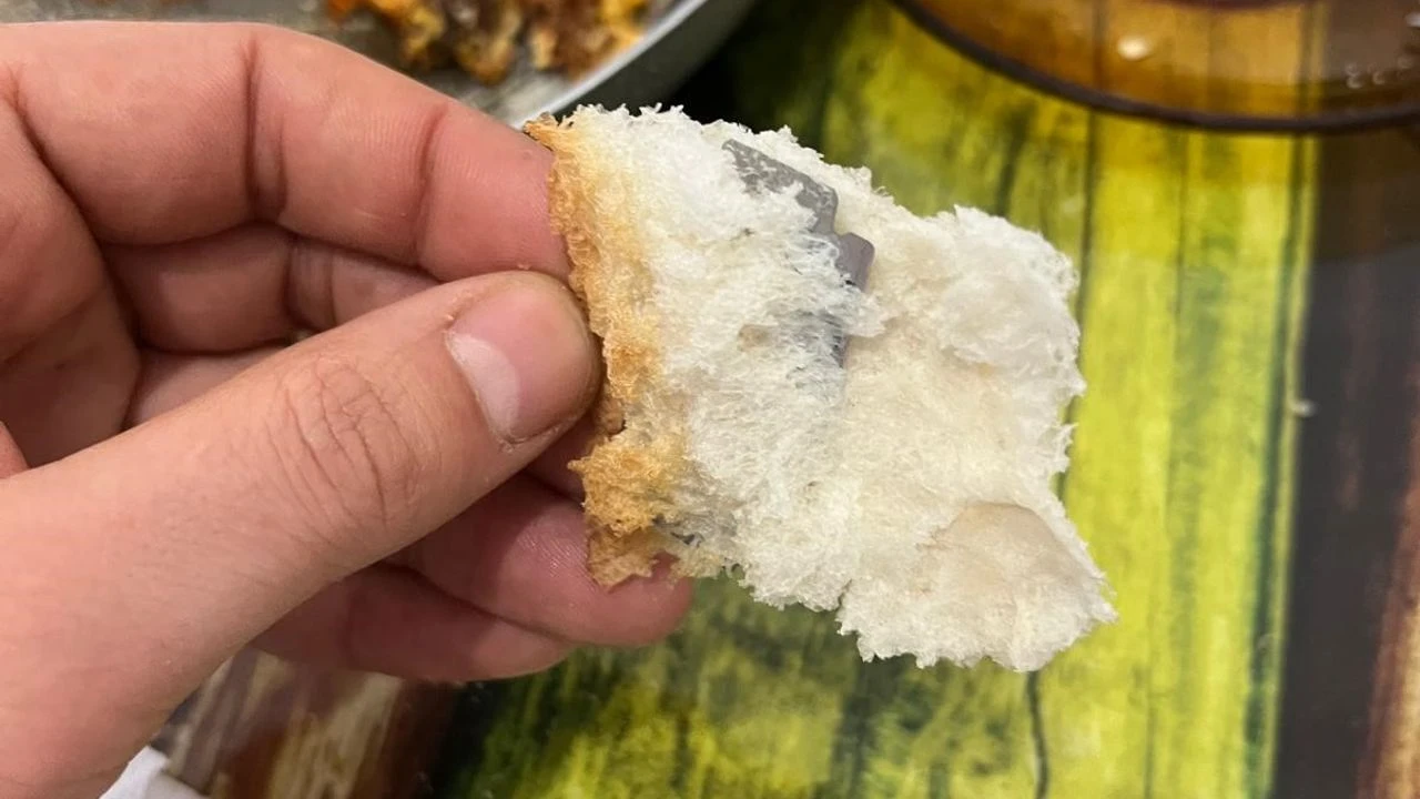 Çörəyin içində ülgüc tapıldı: Səhər yeməyi az qala fəlakətə çevriləcəkdi