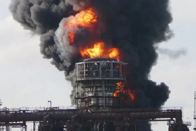 Ukrayna ordusu Rusiyada iri neft emalı zavodu, gəmi və neft bazasını dronlarla vurub