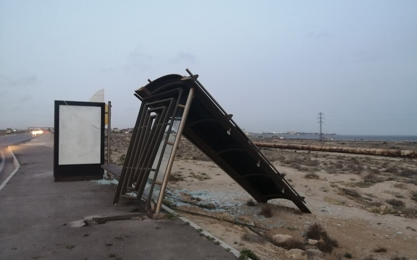 Bakıda güclü külək dayanacağı aşırıb