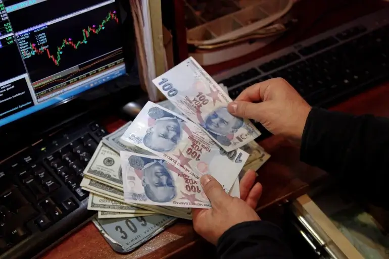Türkiyədə dollar 15 lirəni keçdi