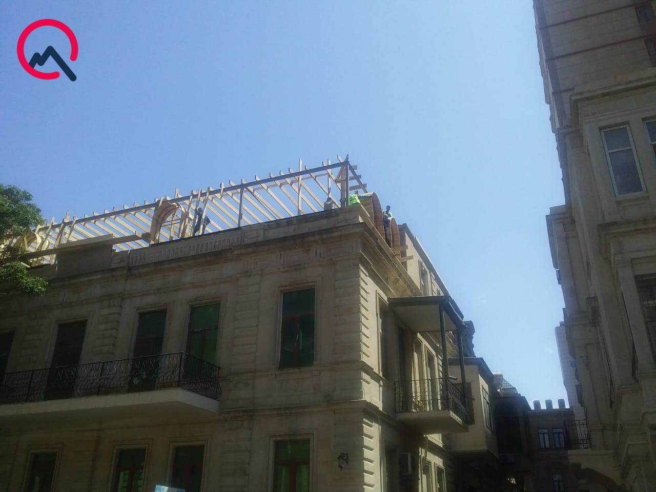 Bakının mərkəzində tarixi binada tikilən mansard sökülür - FOTO