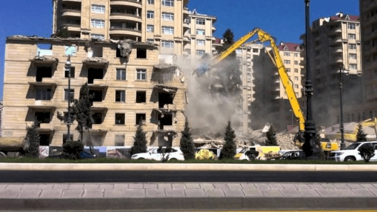 Bakı meri: "Sovet dövründə tikilmiş bütün yaşayış binaları söküləcək" - VİDEO