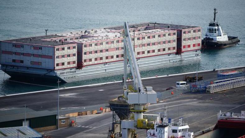 Britaniyada qaçqınlar gəmiyə yerləşdirildi: Mübahisələrə səbəb oldu