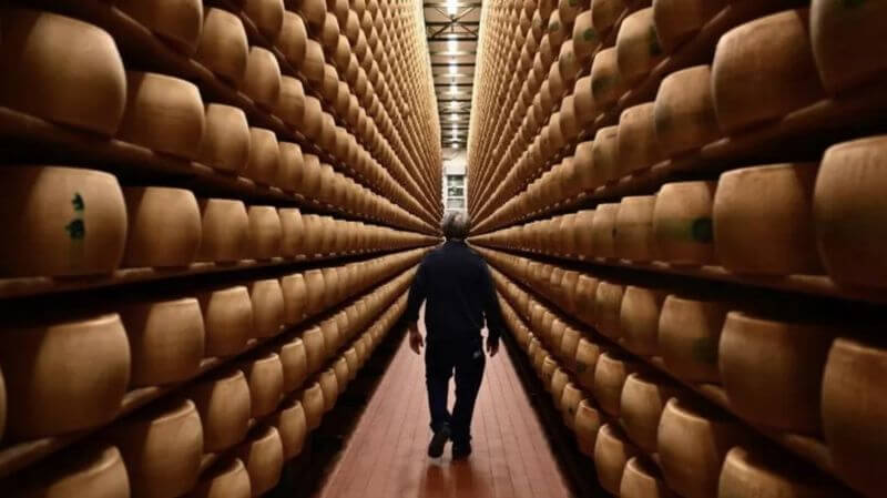 İtaliyada istehsalçı minlərlə pendir çarxının altında qalaraq ölüb