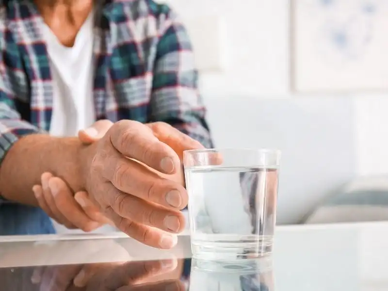 Əl titrəməsinə nə səbəb olur?