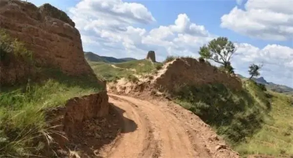 İki işçi qısa yol yaratmaq üçün Çin səddini zədələyib