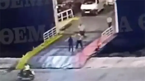 Bərəyə minmək istəyən sərnişini itələdi, dənizdə boğuldu - VİDEO