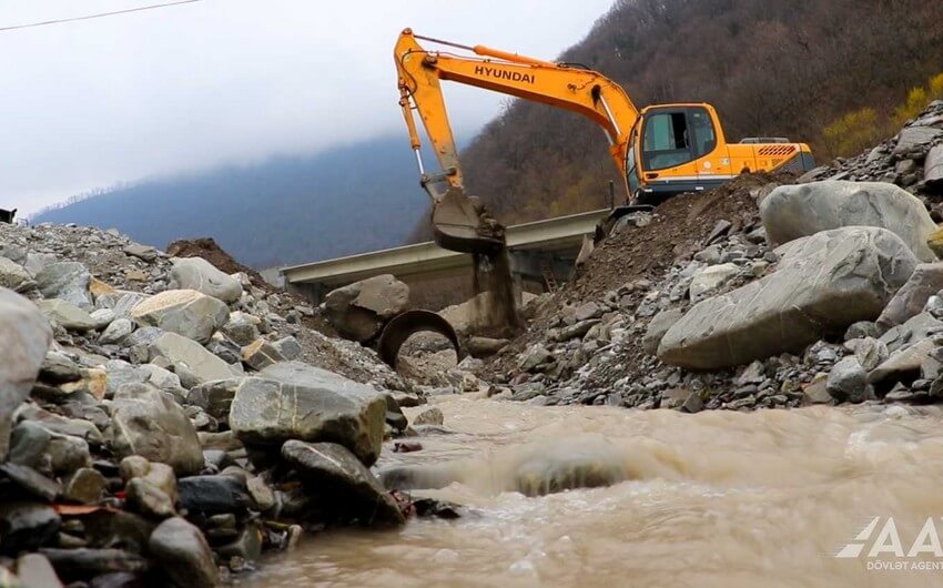 Sel suları Astarada 2 avtomobil körpüsünə ziyan vurub
