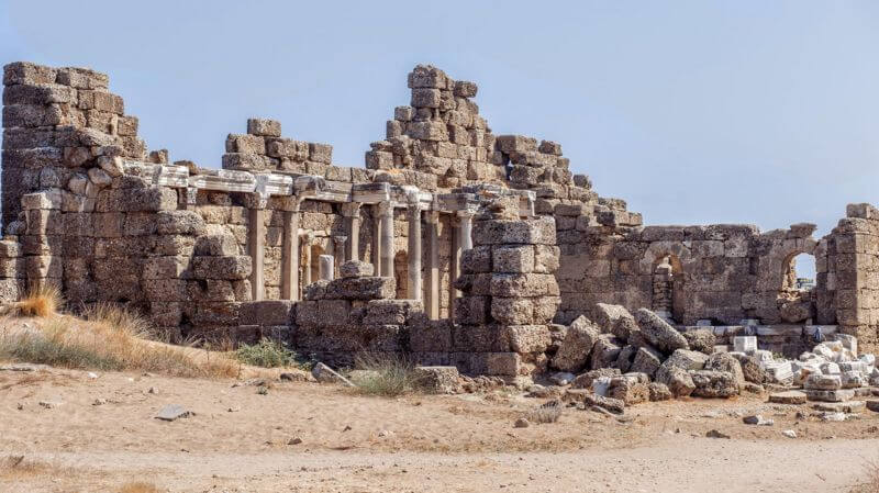 Çantaya qoyduqları daş hava limanında həbs olunmaqlarına səbəb oldu