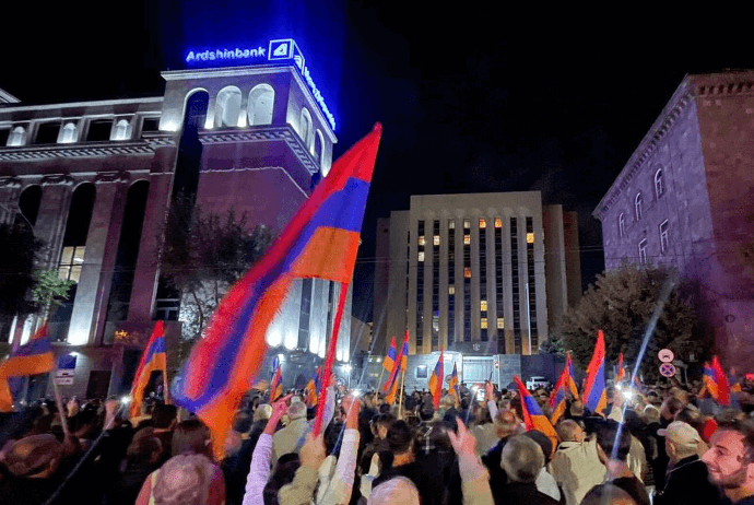 İrəvanda etirazçılar Rusiya səfirliyini mühasirəyə alıblar