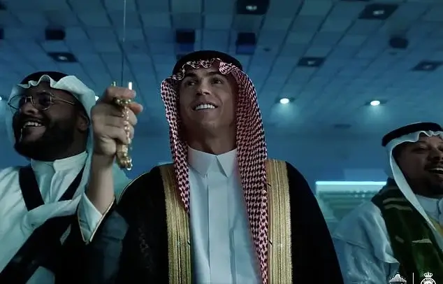 Ronaldo Səudiyyə Ərəbistanı ənənələrinə əməl edib - VİDEO
