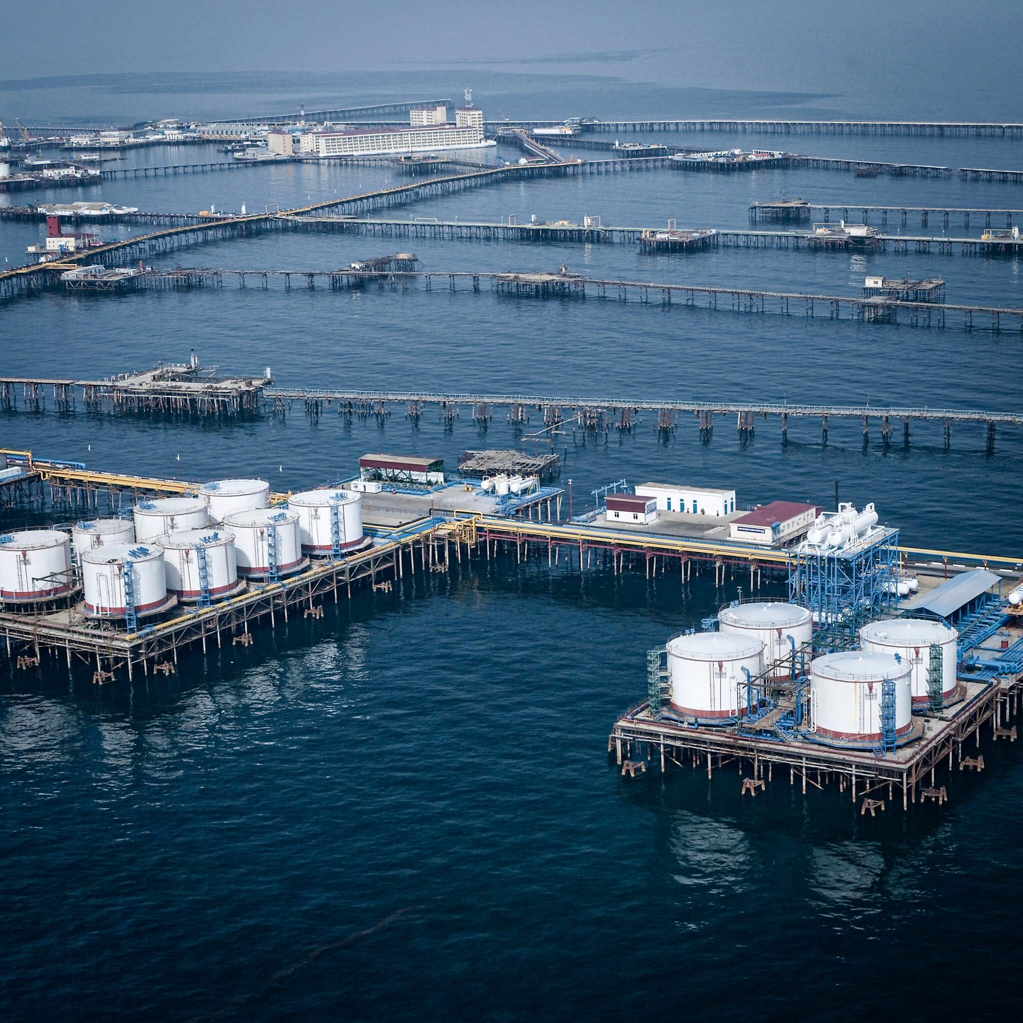 Neft Daşlarında neft platformasının istismara verilməsinin 74-cü ili qeyd edilir