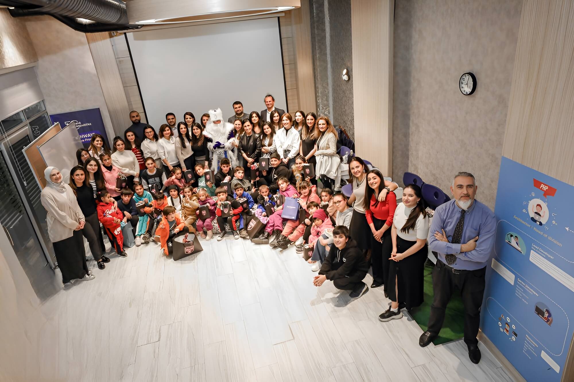 “Bank Respublika” əməkdaşları kimsəsiz uşaqlar üçün Gizli Santa oldular!