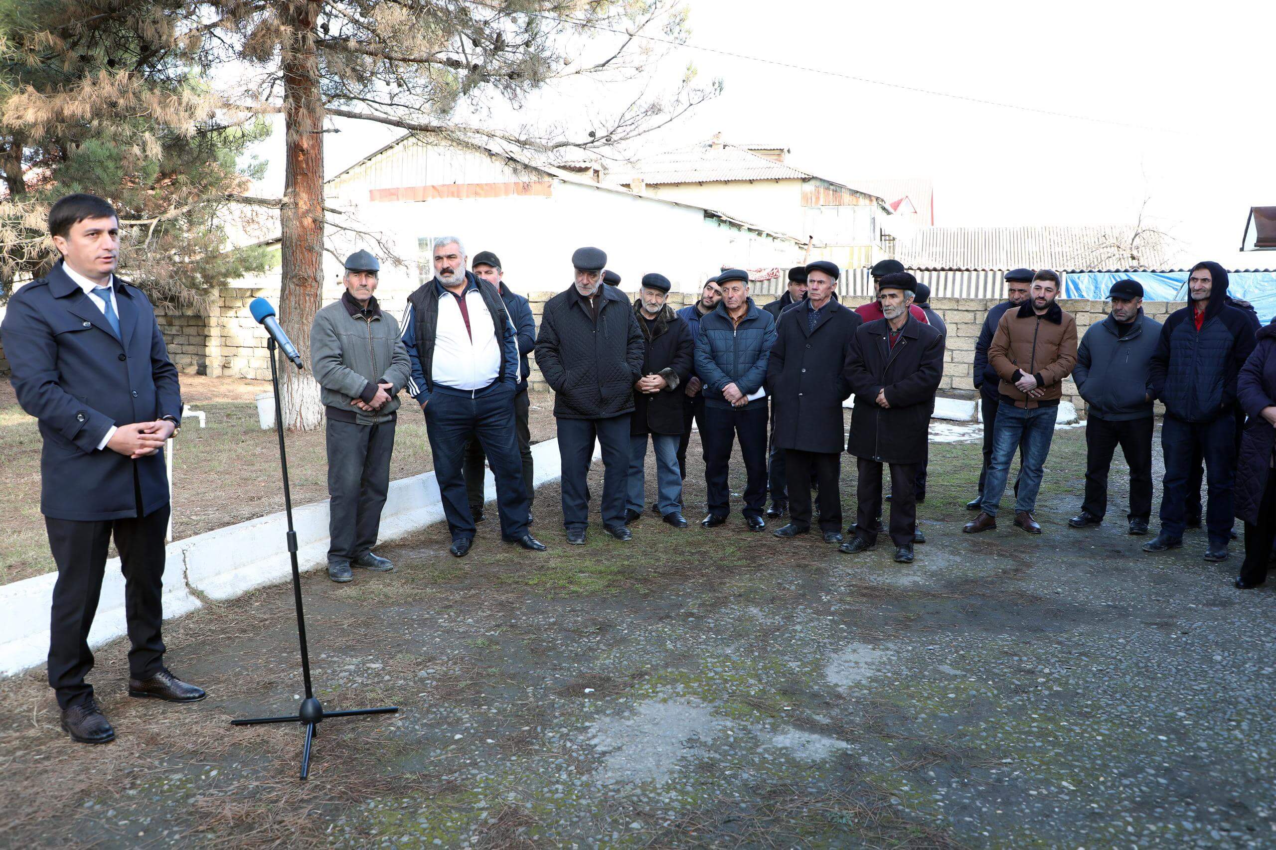 Vladimirovka kəndinin 30-a yaxın sakini qazla bağlı müraciətlərini ünvanladı