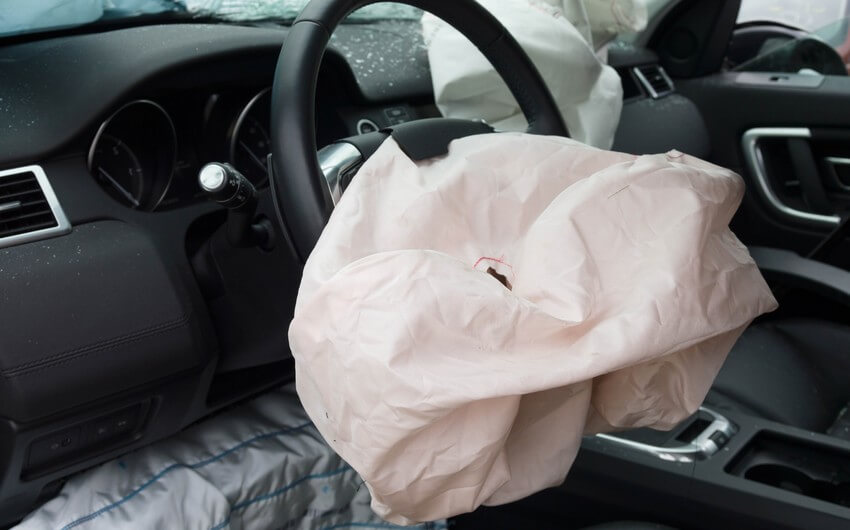 Bakıda avtomobil idaretmədən çıxaraq idman zalına girib, sürücü ölüb